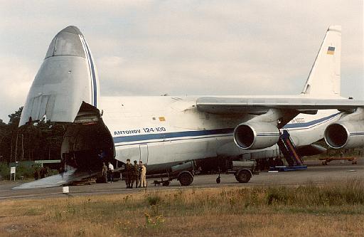 1994-07 Antonov door de poten.jpg